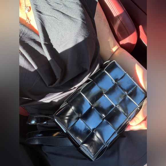 BOTTEGA CASSETTE Spazzolato Intrecciato  Crossbody Bag Black patent woven - Picture 3 of 17